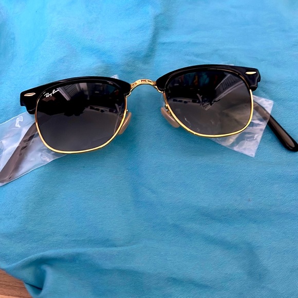 Ray-Ban Clubmaster Folding Collection- Black with Grey Gradient Lenses with Case - Picture 2 of 2